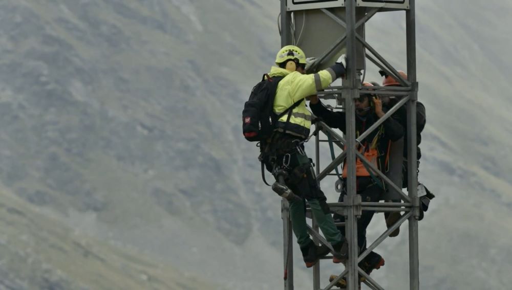 tecno edil trento durante un lavoro impegnativo nel corso delle riprese di Falegnami ad alta quota