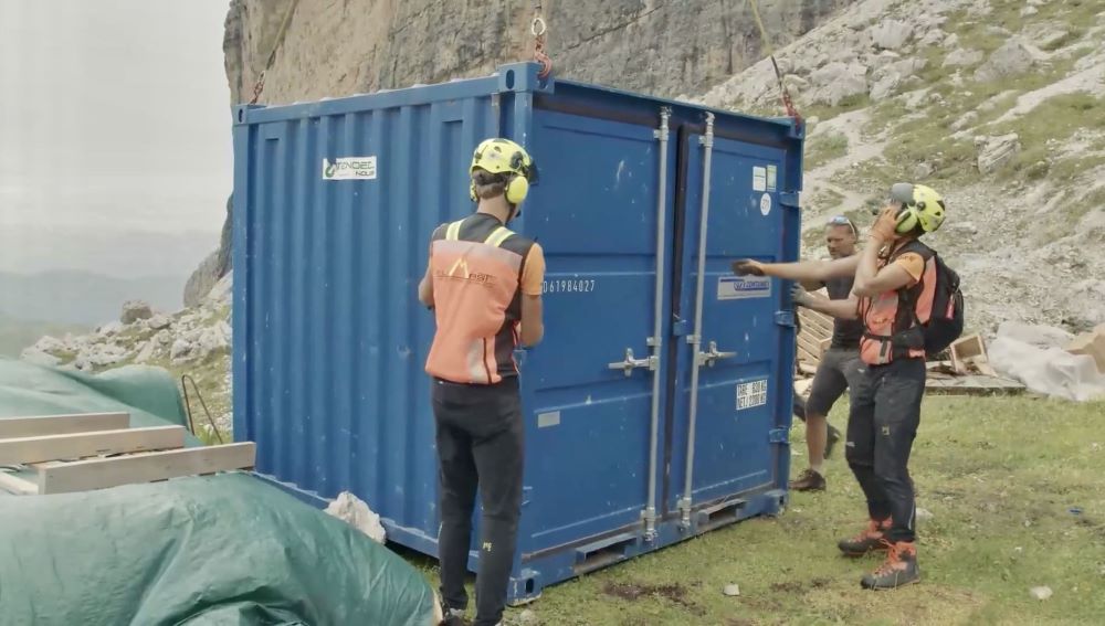 i ragazzi di Tecno edil Trento impegnati nei lavori durante il programma tv su Dmax